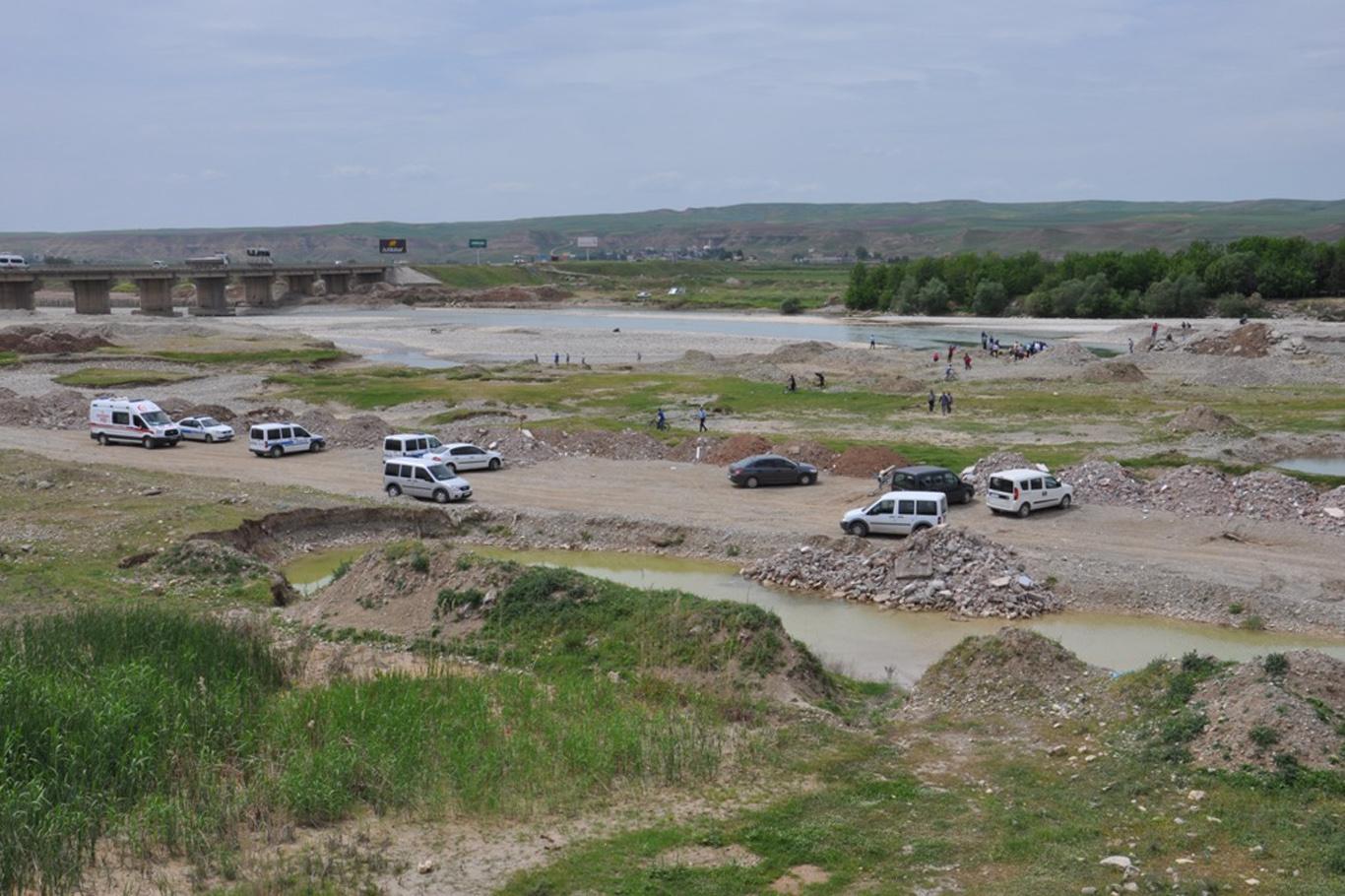 Serinlemek için girdikleri suda boğuldular Serinlemek için girdikleri suda boğuldular
